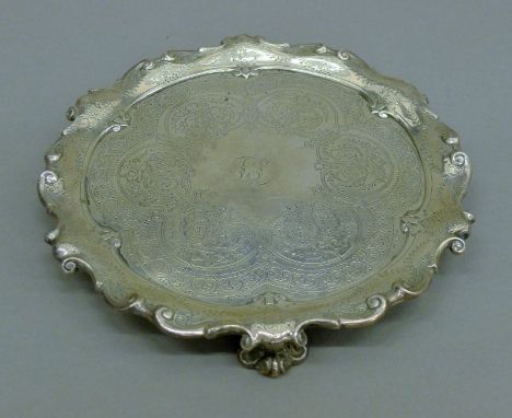 An engraved silver salver. 20 cm wide. 303.6 grammes. 
