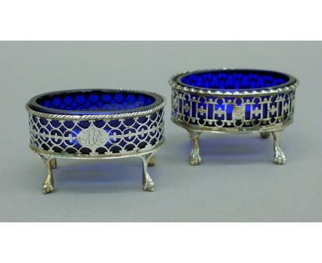 A near pair of silver salts. Each 8 cm wide. 100.3 grammes.