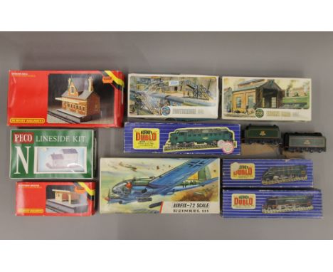 A quantity of boxed vintage Hornby and Airfix items, including Dublo 3232 CO-CO, EDLII Silver King (with unboxed tender) and 