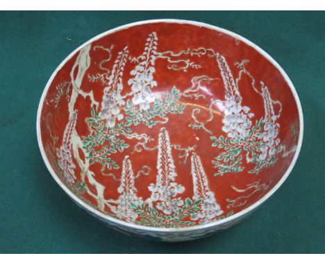 ORIENTAL STYLE HANDPAINTED AND GILDED CERAMIC BOWL, SIGNED WITH CHARACTER MARKS TO BASE, DIAMETER APPROXIMATELY 22cm 