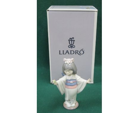 BOXED LLADRO GLAZED CERAMIC FIGURE- MIRANDO LA FLOR (FLOWER GLAZE), APPROXIMATELY 19cm HIGH 