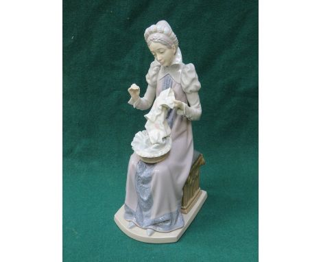 LLADRO GLAZED CERAMIC FIGURINE OF A SEATED LADY KNITTING, APPROXIMATELY 31cm HIGH 