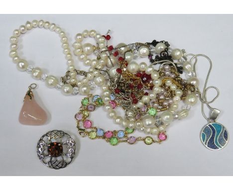 VARIOUS COSTUME JEWELLERY INCLUDING SCOTTISH BROOCH AND PENDANT ON CHAIN WITH 925 SILVER CLASP