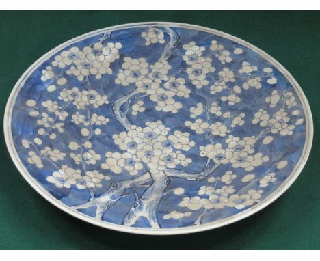 ORIENTAL STYLE BLUE AND WHITE CERAMIC CIRCULAR CHARGER, DIAMETER APPROXIMATELY 35cm 