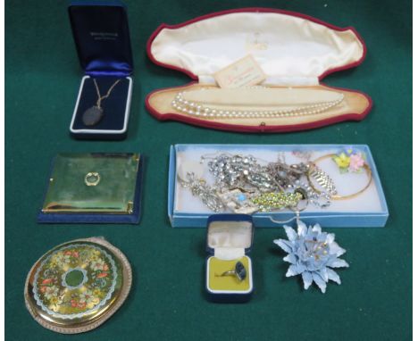 MIXED LOT OF VARIOUS COSTUME JEWELLERY, TWO COMPACTS, BROOCHES, BANGLE, RINGS, ETC. 