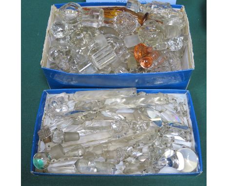 PARCEL OF VARIOUS GLASS DECANTER STOPPERS AND LUSTRE DROPLETS, VARIOUS SIZES AND DESIGNS 