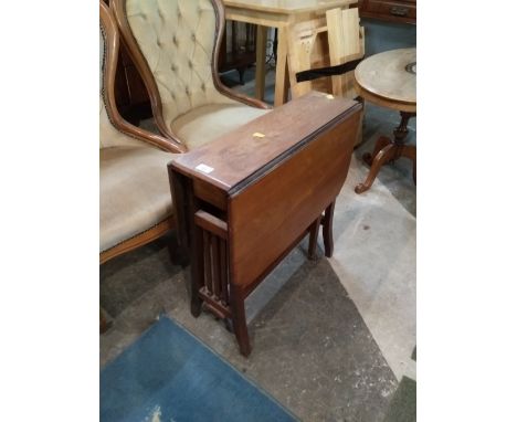 An Edwardian walnut sofa table 