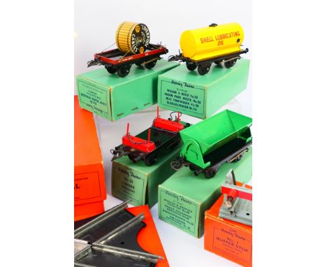 Hornby - Dinky - Model Railways - A selection of original O gauge Hornby Trains items to include Rotary Tipping Wagon (42221)