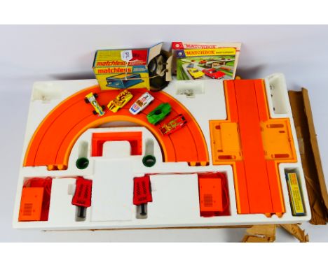 Matchbox - Matchless - A Matchbox Motorway set (M-2) that appears to be in good condition and includes 3 extra slot cars. Ite