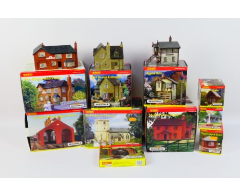 Hornby - Skaledale - 10 x boxed OO gauge railway buildings and accessories including Double Road Engine Shed # R8581, The Kin