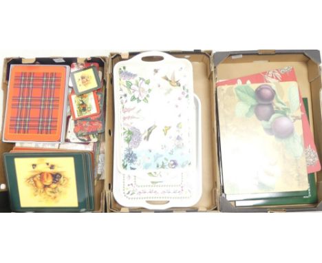 A selection of table mats, trays and Portmeirion work surface protectors (3Trays)