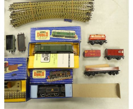 A Collection of OO Gauge Hornby Dublo Locomotives, Carriages and Tankers with assorted boxes. Includes base but no carriage f