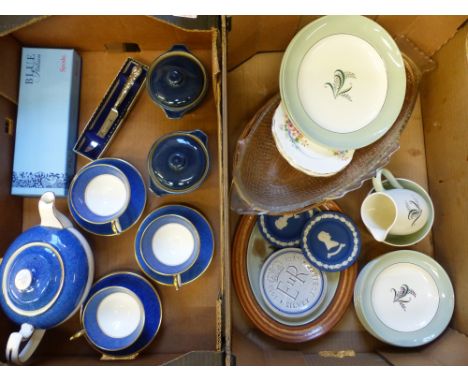 Mixed ceramics to include Aynsley Sheraton pattern teapot and 3 cups and saucers, a Spode boxed Italian pattern cake knife, C