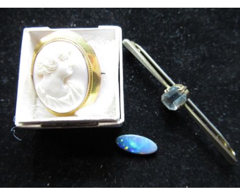 9ct yellow gold aquamarine bar brooch, stamped 9ct, L9cm, 9ct yellow gold mounted oval cameo brooch/pendant stamped 9ct and a