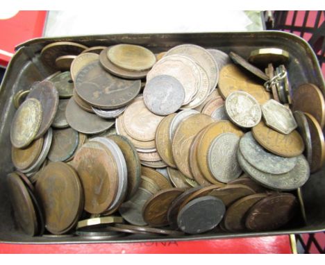 Edwardian cased stick pin set with central clear stone, Eliz. II silver jubilee crowns, pre-decimal copper and nickel coinage