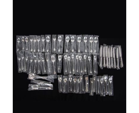 Service set for 8 people. Made from premium quality 18/10 stainless steel, beautifully silver plated featuring the Kenwood pa