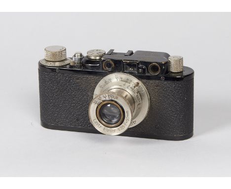 A Leica II Camera serial no. 98227, 1932, black, shutter working, body F, age-related wear, paint loss around top and bottom 