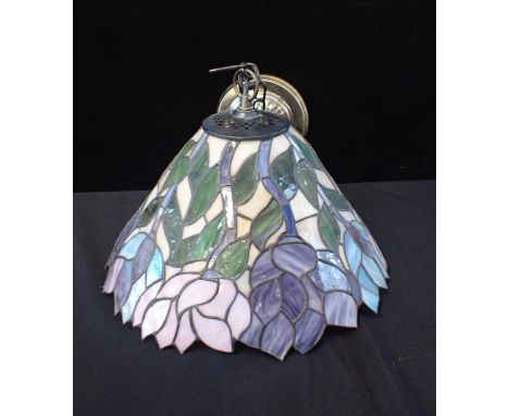 A TIFFANY STYLE PENDANT LIGHT SHADE 