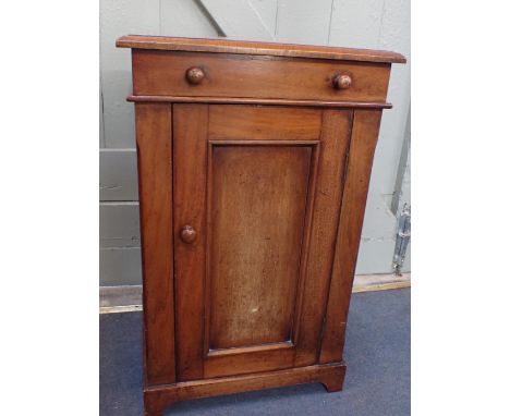 A VICTORIAN 'CAMPAIGN' STYLE MAHOGANY ENCLOSED WASHSTAND with hinged top and dummy drawer over basin hole, with mirror, over 