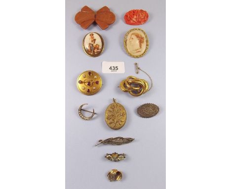 A good selection of vintage brooches 