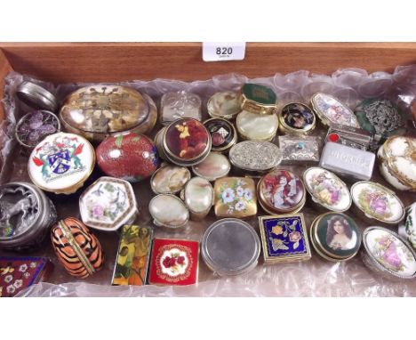 A quantity of decorative trinket boxes 