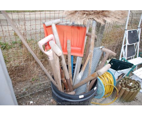 Dustbin of garden tools, roll netting, snow shovel, etc.,