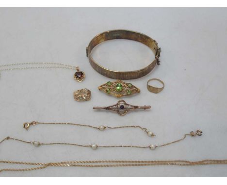 A peridot brooch stamped '15CT' weight 3.8g, a hallmarked 9ct gold amethyst brooch, a hallmarked 9ct gold pendant, a hallmark