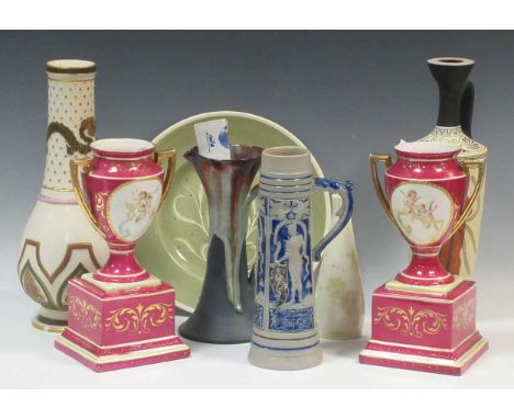 Various ceramics to include a 19th century Royal Worcester dragon vase, a Susie Cooper fern pattern plate 25cm diameter, a pa