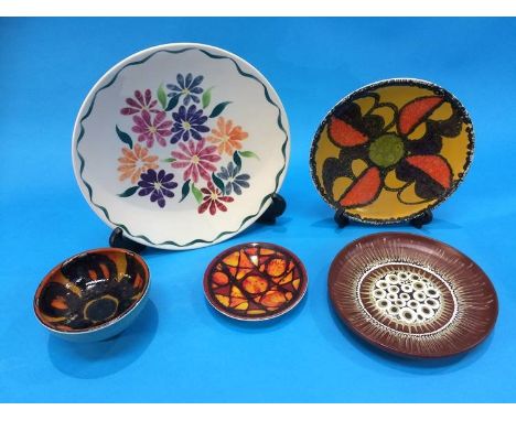 Four shallow Poole pottery dishes and a small bowl (5)