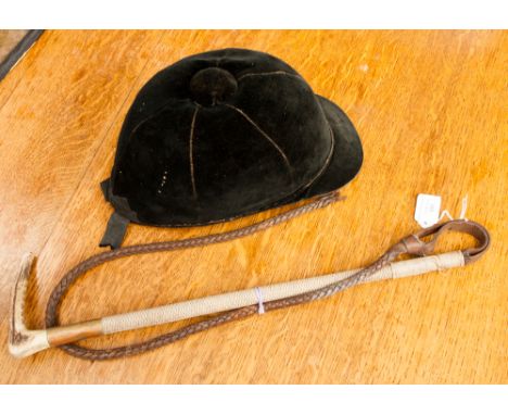 A 1920s riding hat, Lincoln, Bennett and Co., London, together with a horn handled riding whip (2)