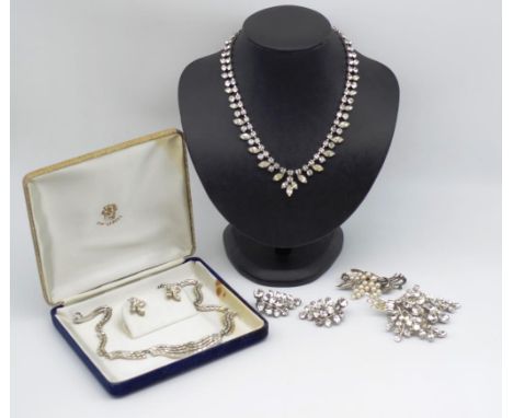 Vintage costume jewellery group. To include necklaces and brooches etc.