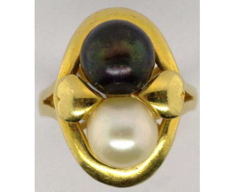 18ct gold black & white pearl ring set with approx 7.8mm Tahitian and 7.4mm white pearls with love heart decoration total wei