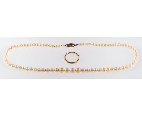 A string of pearls and a wedding band, a graduated string of pearls, approx. 4.0mm to 7.5mm, to a clasp set with a circular-c