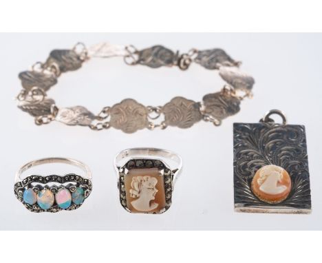 A group of silver jewellery, to include a rectangular silver ingot pendant with foliate engraving and a cameo to the front si