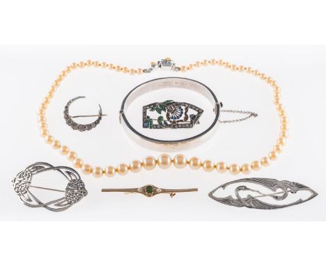 A mixed group of jewellery, to include a silver celtic brooch, marked 925; a silver stork brooch, marked indistinctly 925; a 