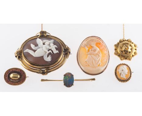 A mixed group of jewellery, including a Victorian revolving cameo brooch, depicting carved angels to one side and a glass kee