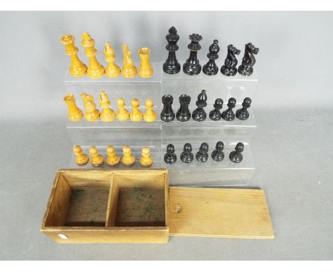 Staunton pattern type chess set, the pieces with weighted bases, kings approximately 9.2 cm (h)