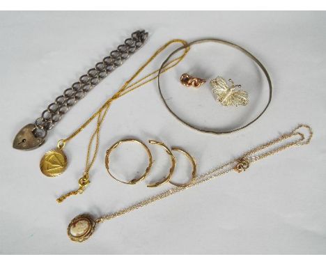 A mixed lot of jewellery to include a small 9ct gold mounted cameo pendant and chain (40 cm chain), silver bracelet and padlo