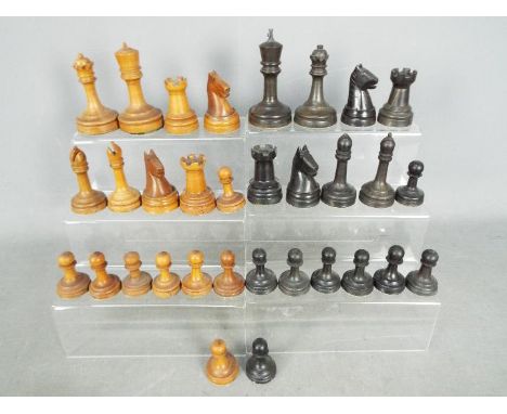 A complete chess set, pieces with weighted bases, king approximately 10 cm (h)