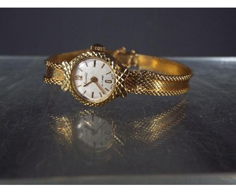 A lady's 9ct gold Accurist 21 jewel wristwatch on 9ct bracelet and safety chain (some splitting to the bracelet), approximate