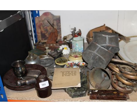 Curios to include a Bakelite ink holder, four Bakelite dishes, a model of a Viking longboat, a knight on horseback, etc. 