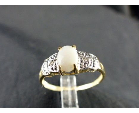 9 ct gold opal ring. Size O/P.