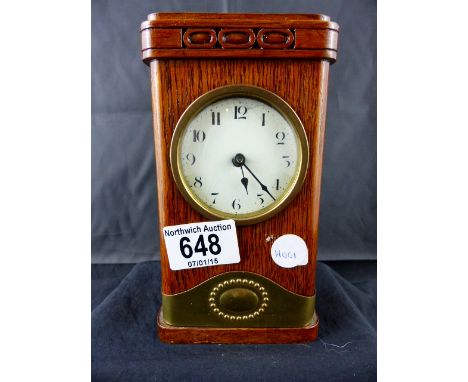 Small oak cased mechanical mantle clock. H: 17 cm