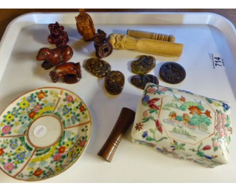 Tray of Oriental collectable items including netsuke