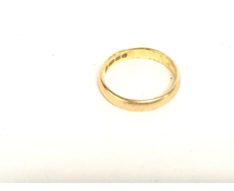 22ct gold wedding band. 4.64g and size O.