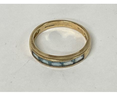 A 9ct Gold ring with a row of gemstones, 2.5g Q.