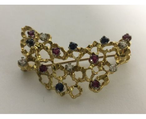 A 18 ct gold brooch with gem stone Inset 4 cm . 8.8 grams