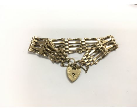 A 9ct gold gate bracelet, approx 11.5g.