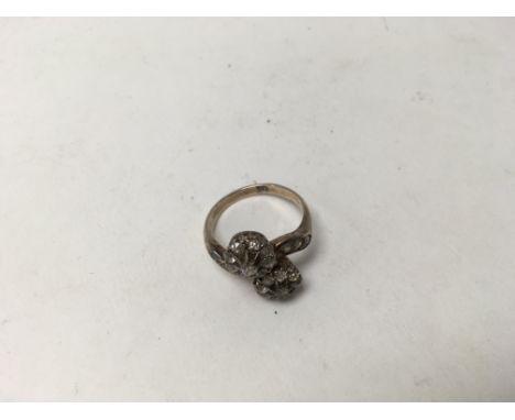 18ct gold twisted cluster ring ( 1 stone missing )