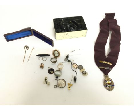 Collection of jewellery including two yellow metal tie pins one set with opal amongst other items.